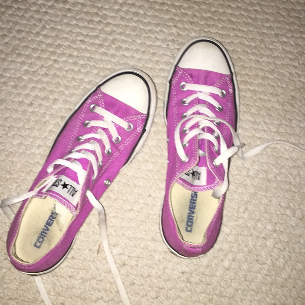 magenta low top converse